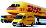Un avion DHL jaune avec deux camions DHL à côté.