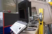 Un PC et un écran industriel EuroTouch sont posés sur une table dans une usine.